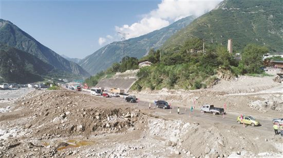 四川都汶高速公路泥石流災毀路段順利搶通